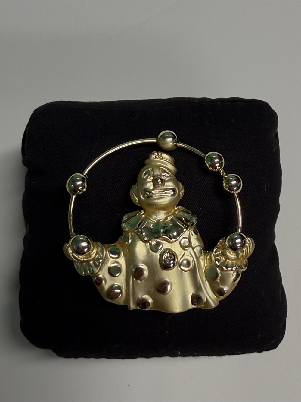 VINTAGE AJC GOLD MATTE & GLOSSY JUGGLING CLOWN BROOCH